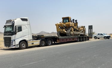 عملية نقل معدات ثقيلة بواسطة تريلا لوبد تحمل جرافة كاتربيلر D10T2.