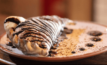 pizza hamurunun içinde eriyen çikolata dolgulu Calzone