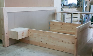 in unserer Tischlerei entsteht ein Zirbenbett mit integrierten Nachttischen