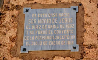 Placa en la fachada de la casa de la Venerable