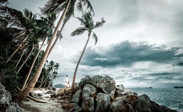 Пара на скалах в сезон дождей на острове Фукуок