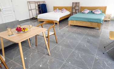 Светлая просторная комната с двумя кроватями и уютной столовой зоной