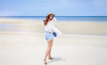 Солнечная прогулка по пляжу во время фотосессии на острове Фукуок