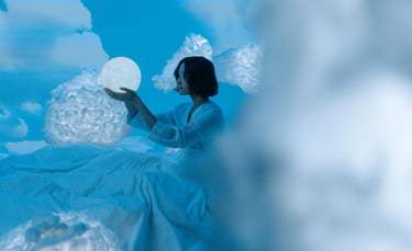 une femme en robe blanche assise sur un nuage pour l'Alliance de la sophrologie et de l'analyse