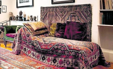 Espacio terapéutico con diván tradicional en un ambiente sereno, símbolo del proceso psicoanalítico