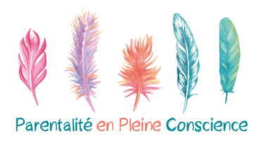 Un groupe de plume colorées, le logo de la parentalité en pleine conscience