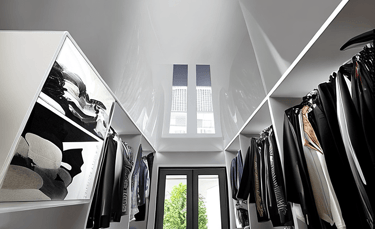 ochglanz-spanndecke-mit-lichtkanal BEGEHBARER KLEIDERSCHRANK