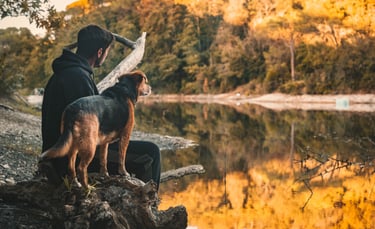 Lorenzo e la sua cagnolina Camelia, durante lo shooting con vista lago regalato dalla loro amica