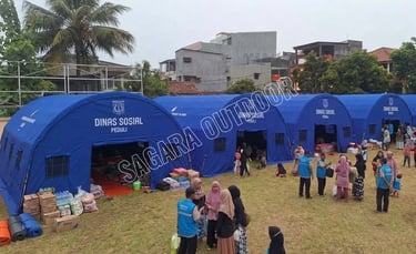 Tenda penampungan darurat berwarna biru milik Dinas Sosial untuk bantuan kemanusiaan di lapangan.