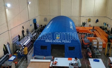 Tenda darurat DINSOS berwarna biru berukuran besar di dalam gudang produksi Sagara Outdoor.