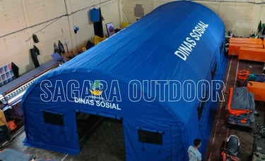 Sebuah tenda bantuan darurat Dinas Sosial berwarna biru berukuran besar buatan Sagara Outdoor.