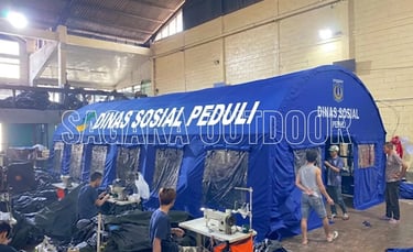 Pembuatan tenda bantuan darurat berukuran besar berwarna biru untuk Dinas Sosial Peduli di pabrik.