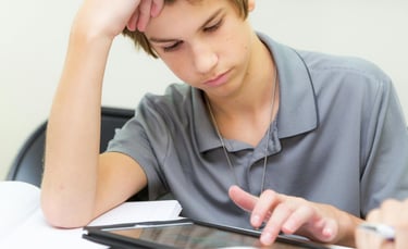 FOMO, likes et comparaison : comprendre les émotions numériques de nos enfants