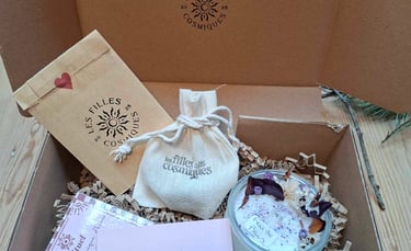 Coffret cadeau La Box Cosmique ouvert, révélant un assortiment d'objets