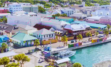 Vista do navio chegando ao porto de Nassau, nas Bahamas, com águas cristalinas e a cidade ao fundo, 