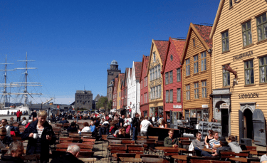 Foto do passeio pelo bairro histórico de Bryggen, Bergen, Noruega.