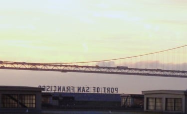 Vista panorâmica do Porto of San Francisco, capturada do deck de um navio.