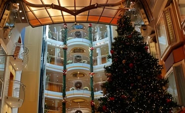 linda decoração natalina do navio de cruzeiro no grand lobby