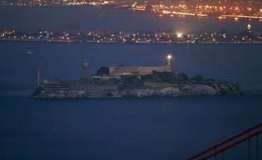 Vista noturna da Ilha de Alcatraz em São Francisco.
