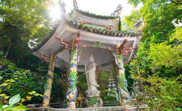 linda foto de gazebo no jardim em danang no vietnã