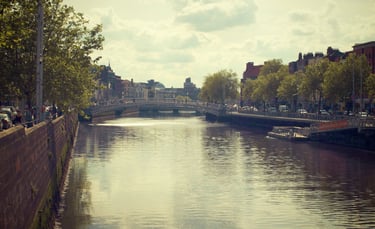 Foto da vista do rio Liffey em Dublin.