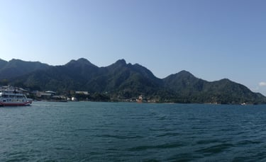 Vista da ilha de Miyajima da balsa.