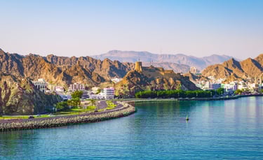 Vista da Cidade de Muscat chegando de navio.