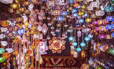 Foto do bazar Kemeraltı, com as luzes típicas turcas e lamparinas coloridas iluminando as lojas.