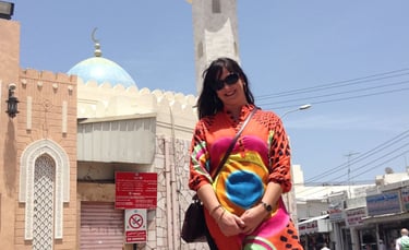 foto da autora em frente a mesquita em muscat oman