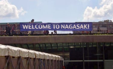 Placa de boas-vindas no porto de Nagasaki, saudando visitantes que chegam de cruzeiro.