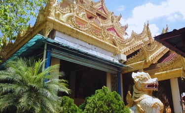 vista do templo dourado e o dragão em penang malaysia