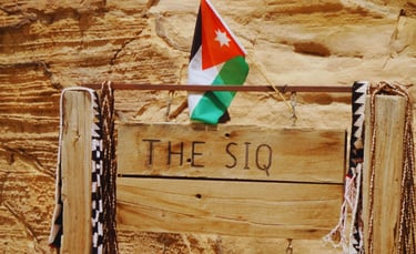 Placa do Siq em Petra fixada na rocha.