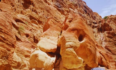 Pedra do Elefante em Petra, com contornos que lembram a silhueta de um elefante.