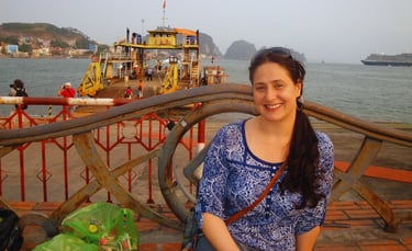 Autora no Porto de Halong Bay com navio de cruzeiro ao fundo, Vietnã