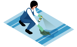 Une femme qui nettoie un tapis
