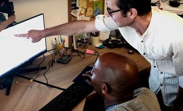 Photo montrant l'ami numerique donnant une explication à un client