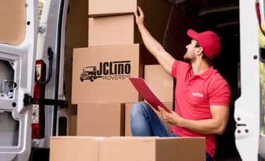 Un trabajador de mudanzas contando cajas en un camión