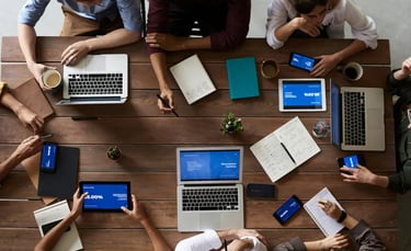 burza mózgów w biurze