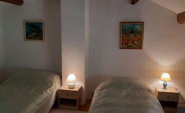 Chambre à coucher avec 2 lits double du gîte la Petite Corse à Rosis dans le Haut-Languedoc