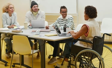Imagem de uma reunião de estratégia em marketing cultural.