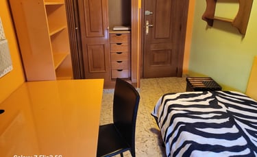 Habitación con armario y amplio escritorio