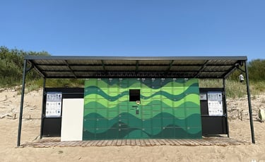 Consigna de equipaje naranja en la playa