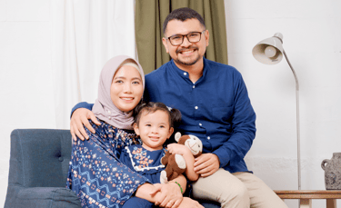 Foto Keluarga yang diambil di studio Limatiga
