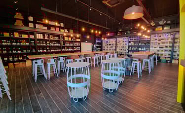 Intérieur de boutique de vin moderne et de bar à bière artisanale avec tabourets en métal blanc