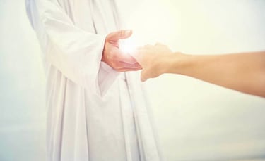un guide spirituel habillé en blanc tend la main à une personne