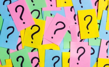 de nombreux points d'interrogations écrits sut des post-il