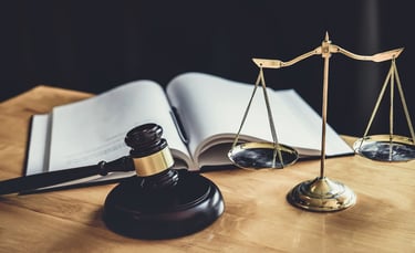 un livre, un marteau et une bascule symbolisent la justice