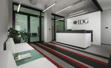 Recepción de oficina con diseño minimalista, muebles modernos y una iluminación sofisticada