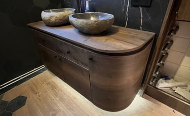 Meuble de salle de bain suspendu sur mesure fabriqué en bois par Stellar Innov en Haute-Savoie