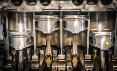 صورة مقربة لمكابس محرك سيارة نظيفة، توضح أهمية تنظيف المحرك للحفاظ على الأداء.